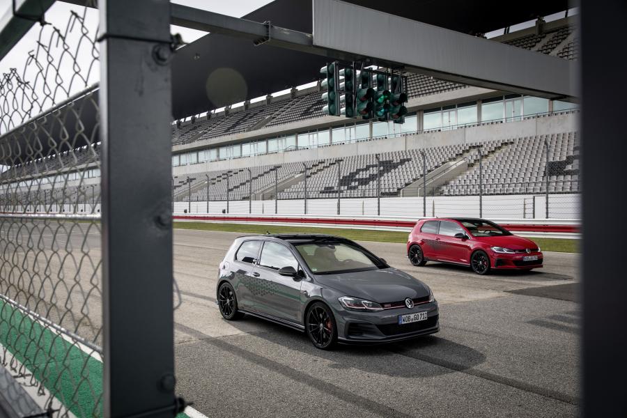  Volkswagen Golf GTI TCR 3-Door (Typ 5G) 2019 года  (WW) (фото 44 из 107)